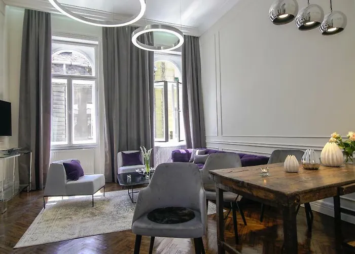 Apartment Opera With Free Parking, 2br2ba, Ac
