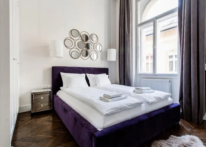 Apartment Opera With Free Parking, 2br2ba, Ac