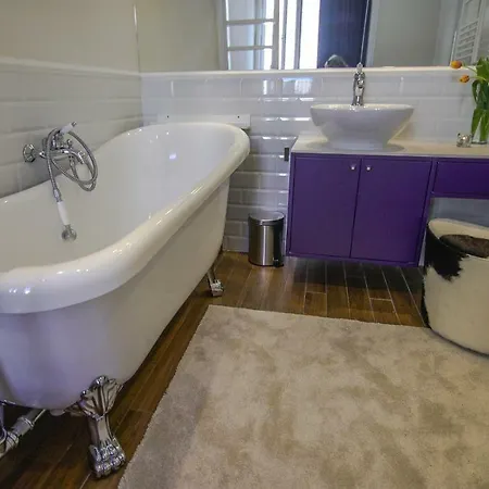 Opera With Free Parking, 2br2ba, Ac Apartment