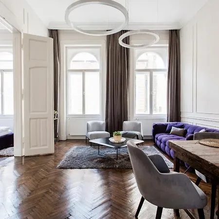 Apartment Opera With Free Parking, 2br2ba, Ac *