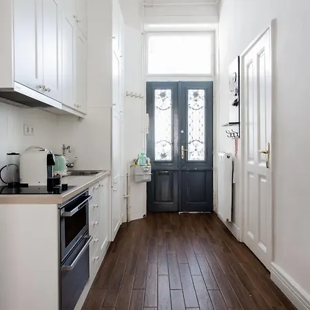 Opera With Free Parking, 2br2ba, Ac 아파트